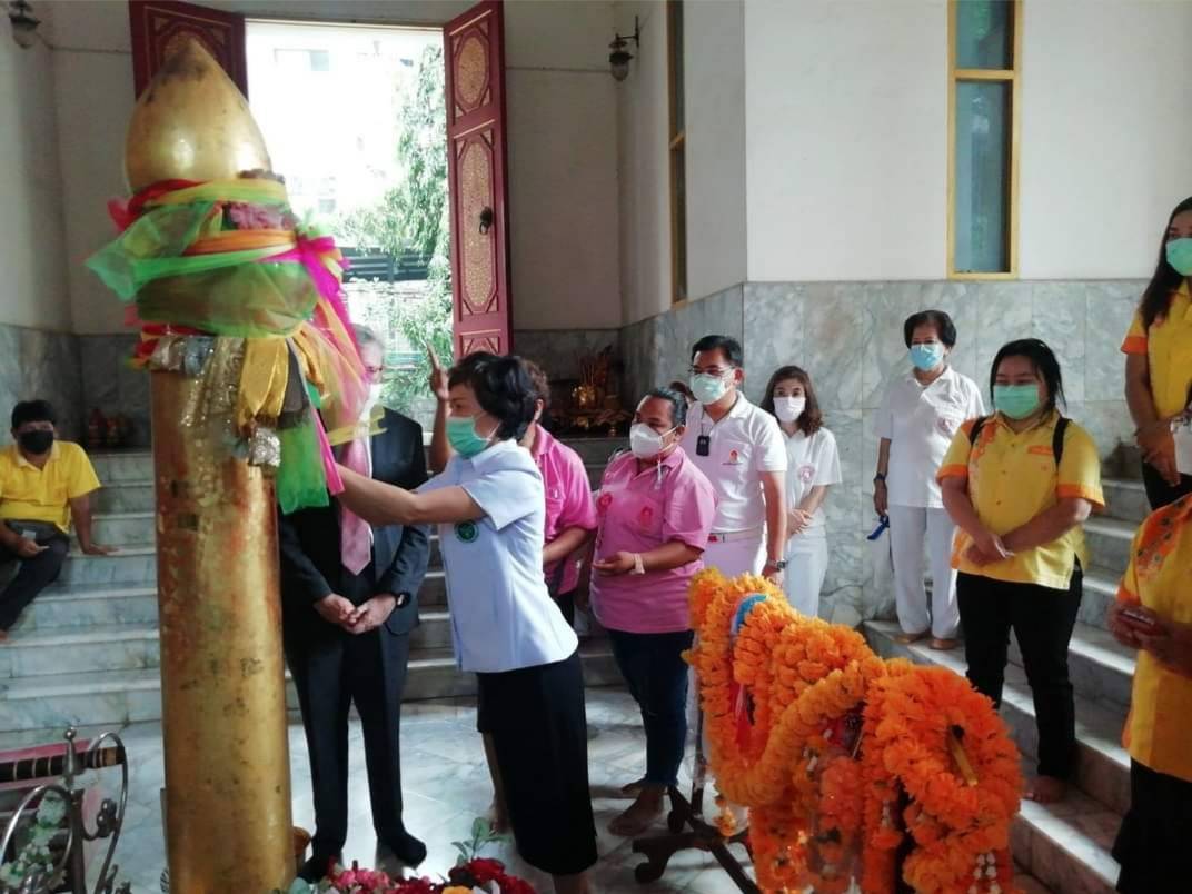 ผอ.โรงพยาบาลพุทธโสธรคนใหม่ สักการะสิ่งศักดิ์สิทธิ์ศาลเจ้าพ่อหลักเมืองในโอกาสรับตำแหน่ง 