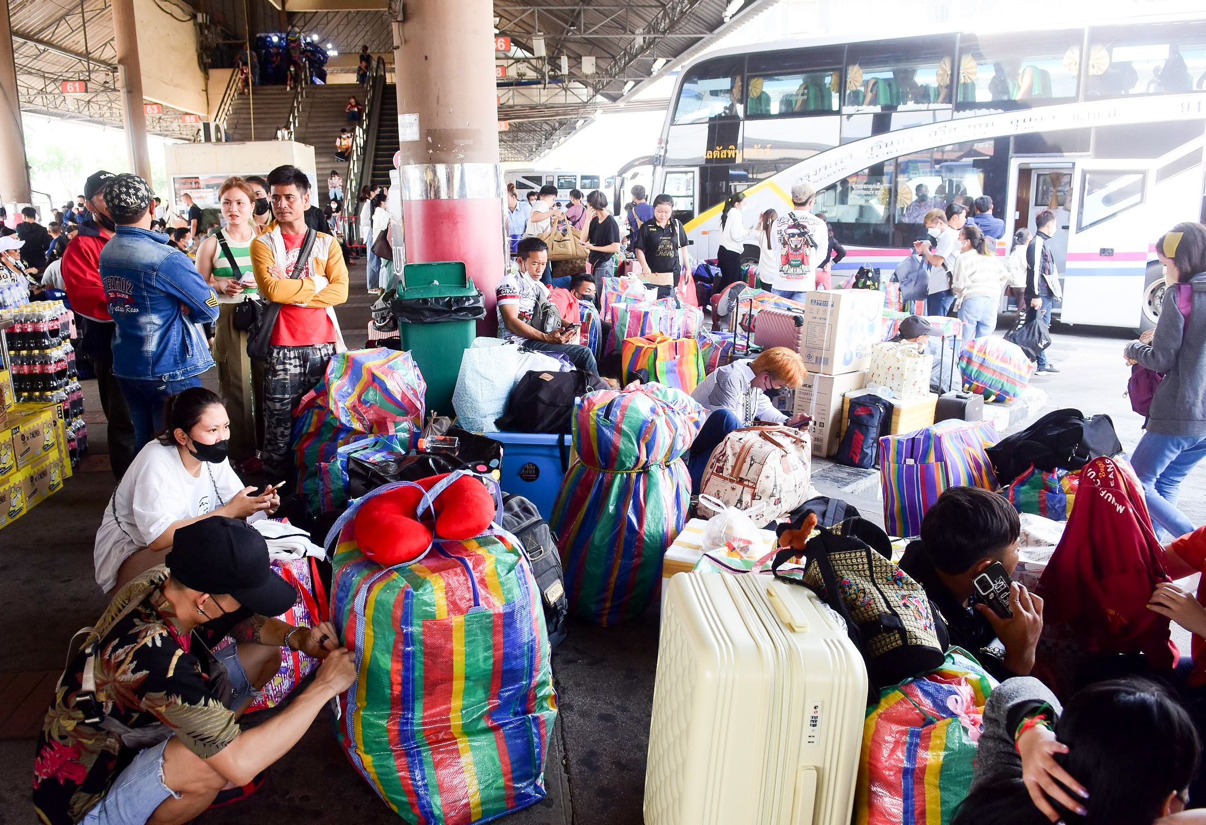บรรยากาศประชาชนเดินทางกลับภูมิลำเนาในช่วงเทศกาลสงกรานต์ 2566 ที่สถานีสถานีขนส่งผู้โดยสารกรุงเทพ (จตุจักร) หรือหมอชิต 2 