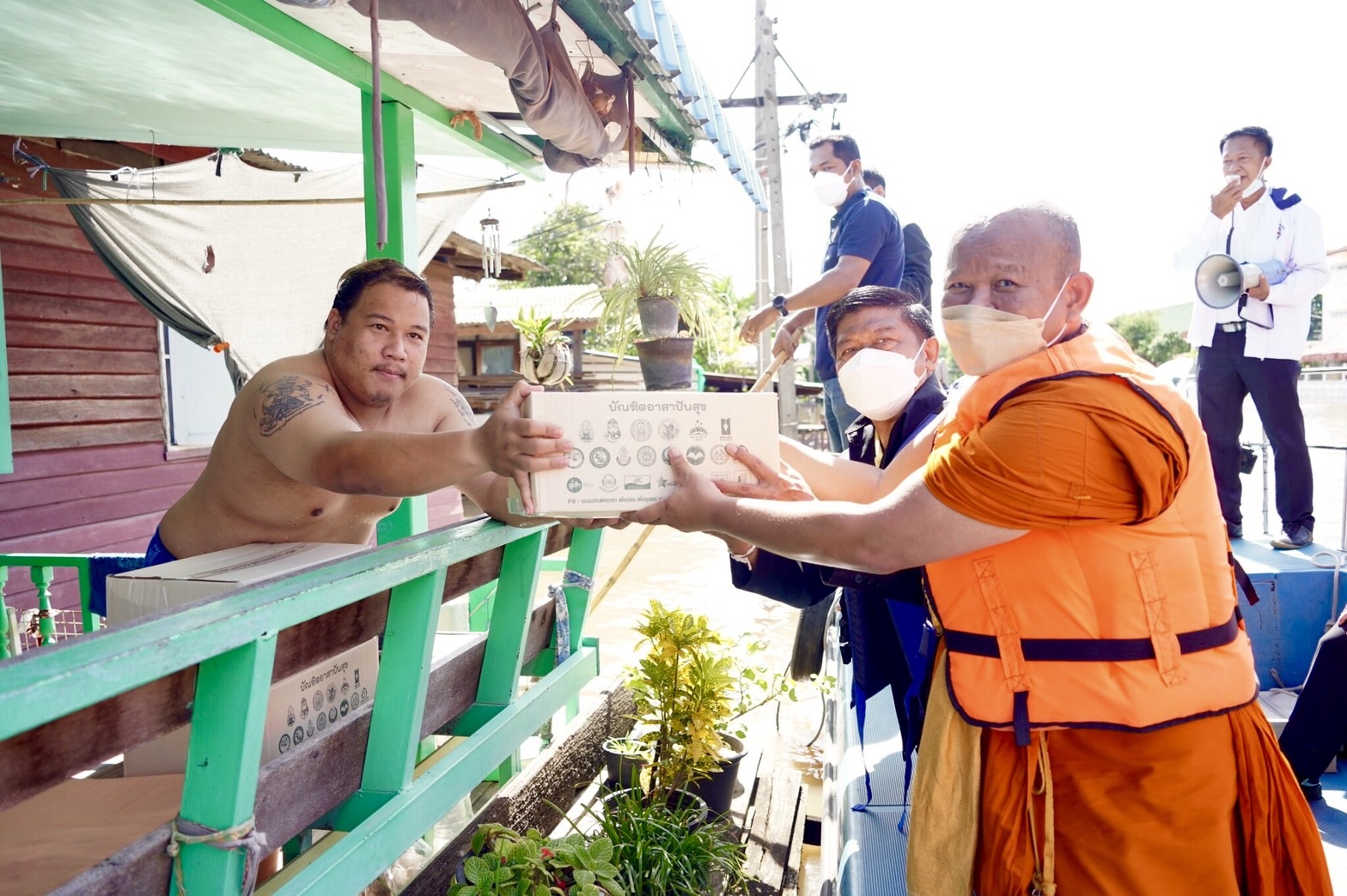 พระไม่ทิ้งโยมนะจ๊ะ..คณะสงฆ์จังหวัดนนทบุรีล่องเรือมอบกล่องยังชีพ ช่วยชาวบ้านน้ำท่วมบ้าน