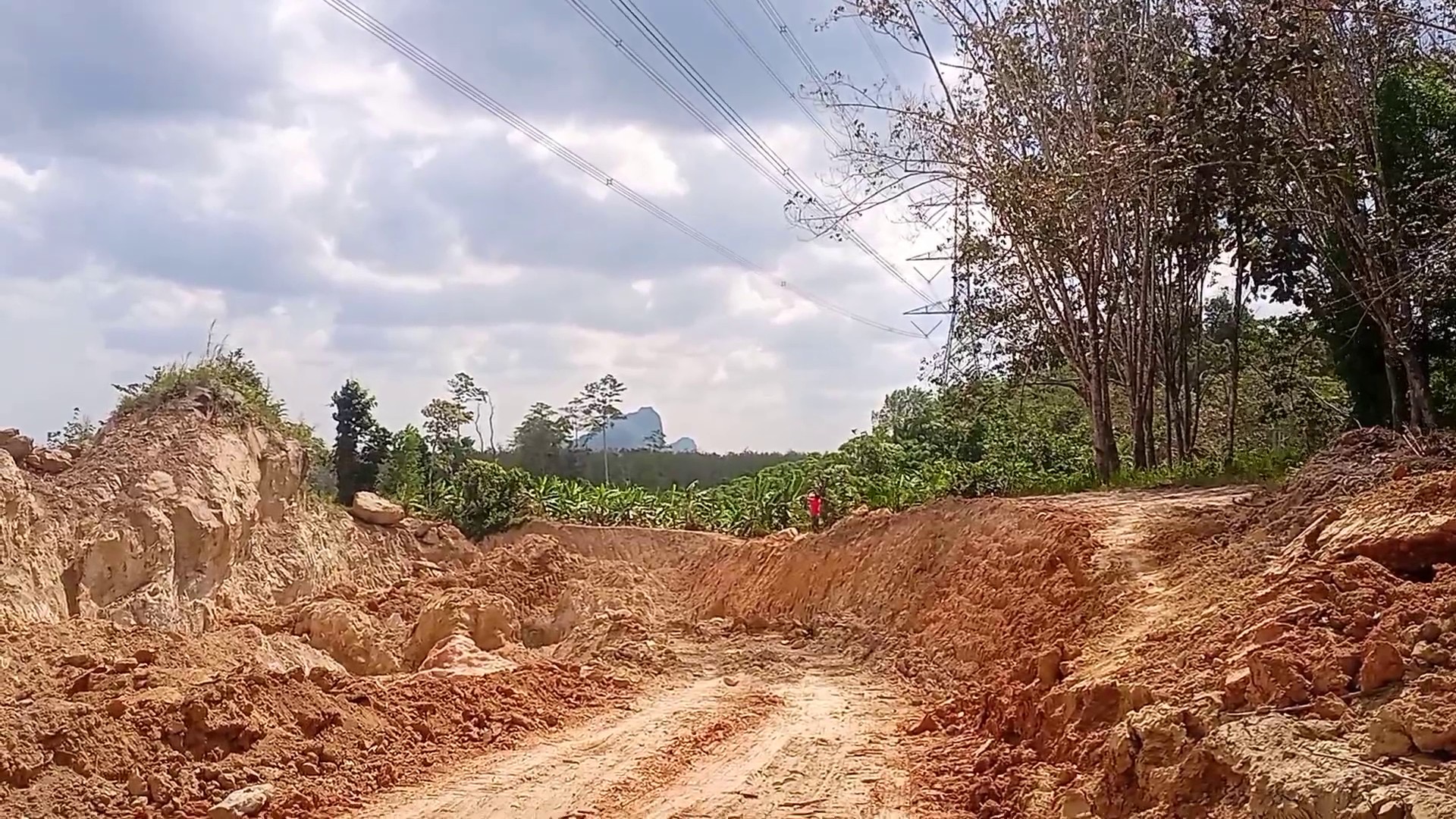 ชุมพร จี้หน่วยงานรัฐเร่งเอาผิดนายทุนลอบขุดดิน-หิน ในพื้นที่ สปก.
