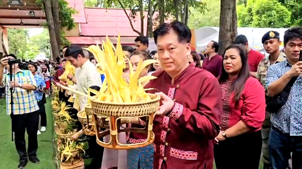 สระบุรีสืบสานตำนาน “ตักบาตรเทโวโรหณะ มหัศจรรย์ข้าวต้มลูกโยน” คนนับหมื่นร่วมงานคึกคัก