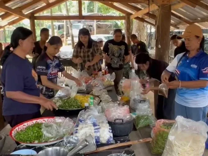 แนวหลังไม่ทิ้งแนวหน้า! ชาวบ้านศรีสะเกษ ยกครัวทำก๋วยเตี๋ยวหมู 500 ชุด ลุยฝนส่งทหาร-ตชด. บนภูมะเขือ