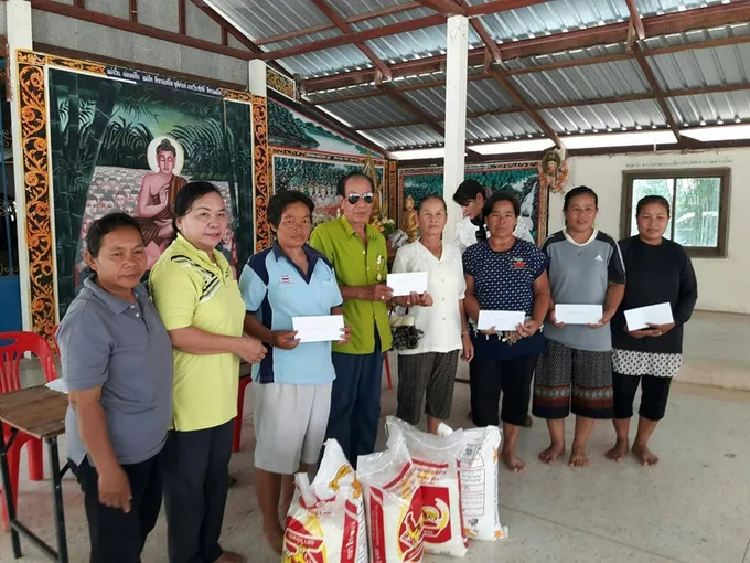 สหกรณ์การเกษตรปทุมรัตต์ จำกัด มอบเงินช่วยเหลือสมาชิกประสบวาตะภัย