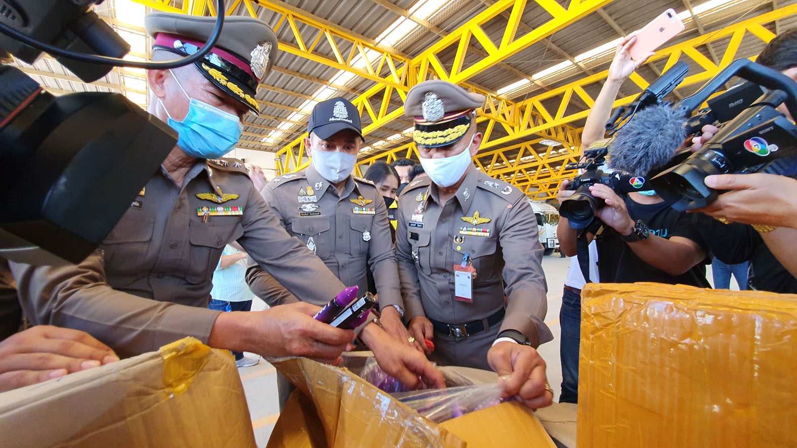 บุกยึดน้ำยาบุหรี่ไฟฟ้ามูลค่ากว่า 2 ล้านในศูนย์กระจายสินค้าย่านบางแก้ว