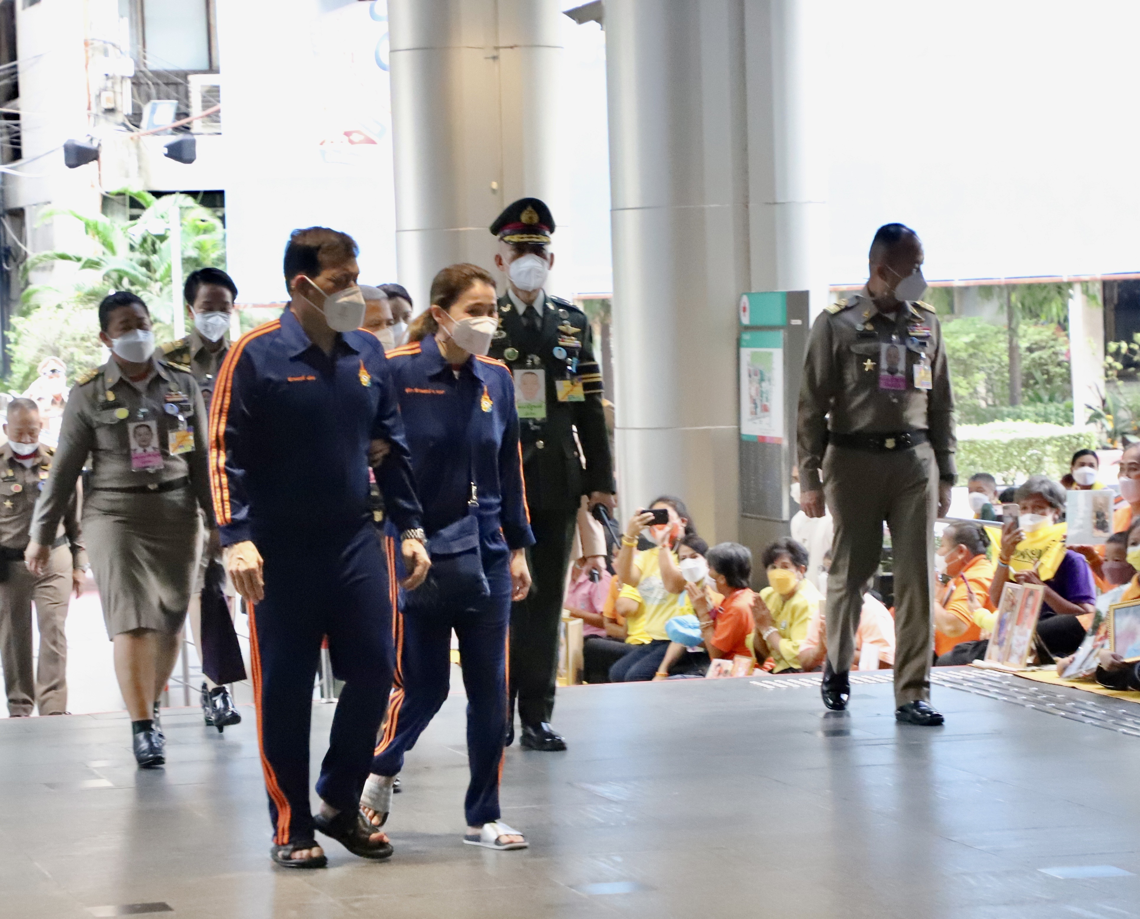 "ในหลวง-พระราชินี"เสด็จฯส่วนพระองค์ไปทรงเยี่ยมและติดตามพระอาการประชวร "พระองค์ภาฯ" รพ. จุฬาฯ