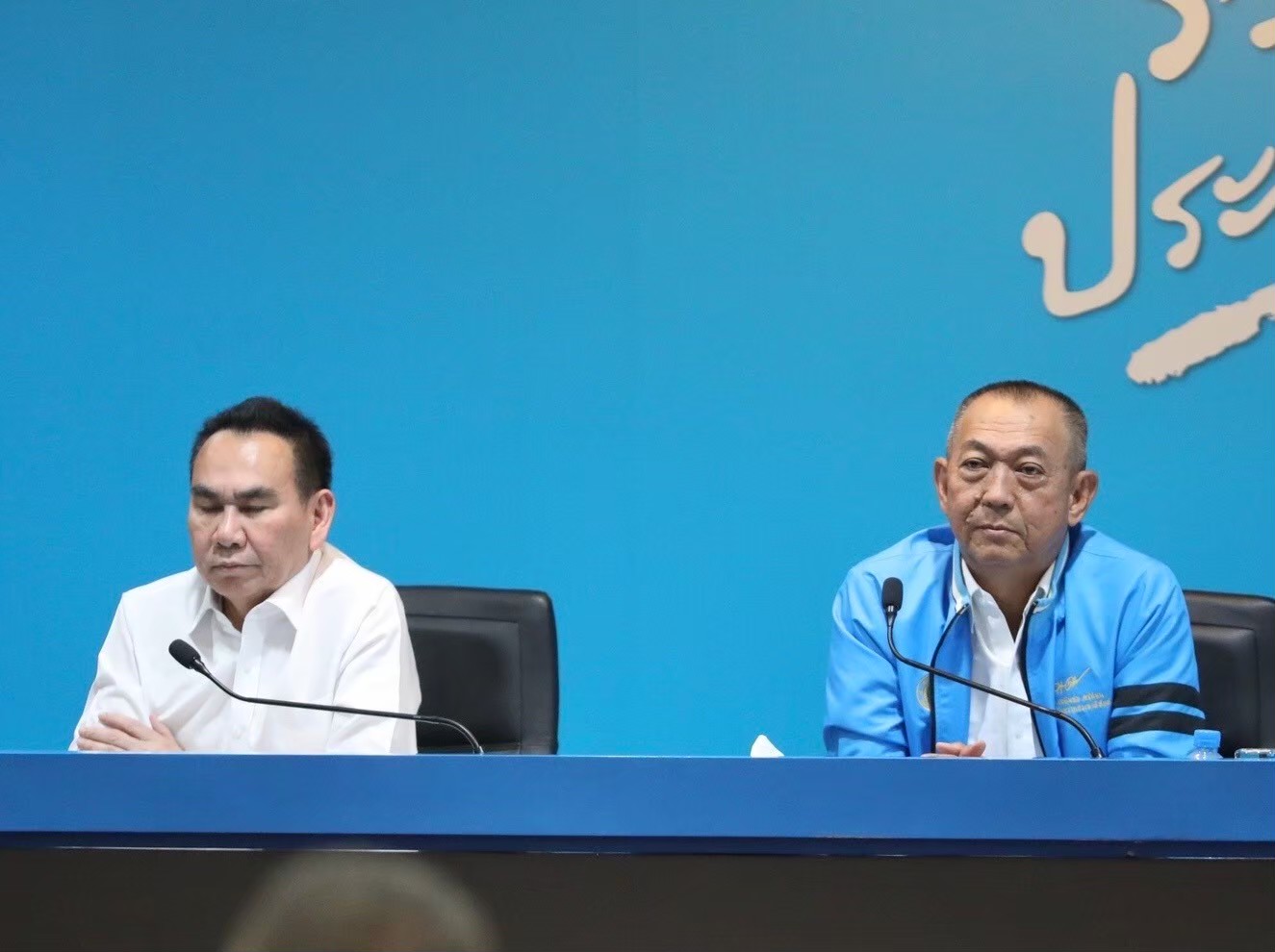 เบื้องลึก !  "เฉลิมชัย" ทิ้งเก้าอี้ "หน.ปชป." เจอ "เดชอิศม์" เปิดหน้าชน ออกตัวหนุน "เพื่อไทย" ส่งคนดึง "อภิสิทธิ์-กรณ์" กลับพรรค 