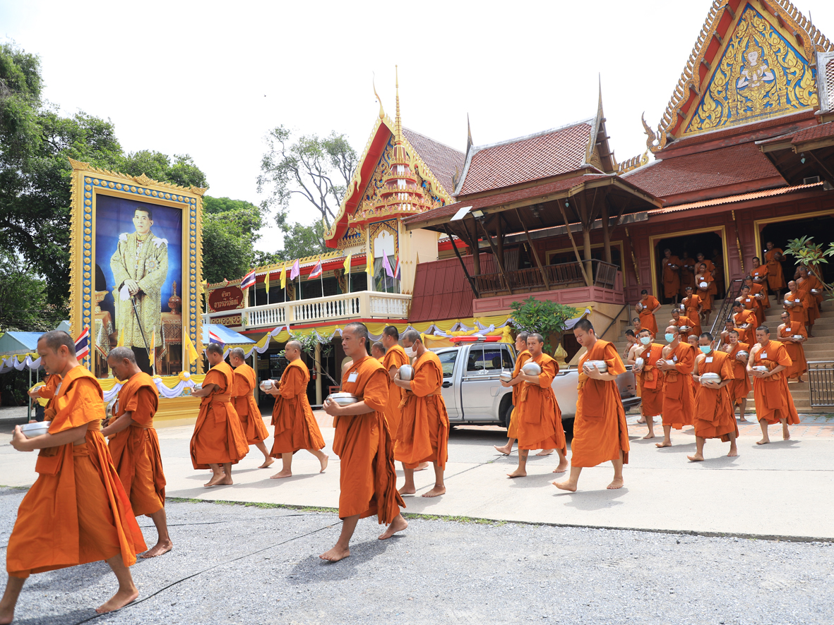 ส่วนราชการลพบุรี ร่วมถวายภัตตาหารเพล พระภิกษุในโครงการบรรพชาอุปสมบท เฉลิมพระเกียรติในหลวง