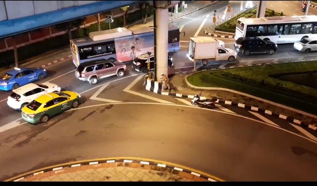 หนุ่มซิ่งแหกโค้งลอยข้ามแยกบางปะแก้ว ดับคาที่ ย่านบางคอแหลม