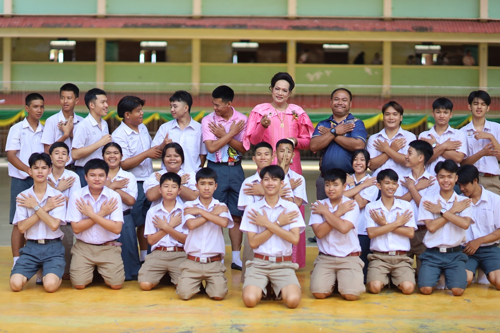 ครู-นักเรียนรำเชิดชู 9 ครูเกษียณ ยกย่อง “แม่ครูพรชัย” ผู้บุกเบิกวงโปงลางกาฬสินธุ์พิทยาสรรพ์ สร้างชื่อดังไกลทั่วโลก