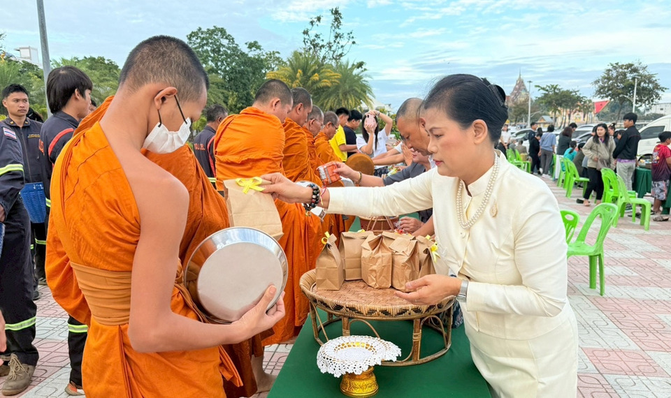 รองผู้ว่าฯ ร้อยเอ็ด นำ ขรก.-ประชาชนทำบุญตักบาตร เริ่มต้นงานราชการด้วยความเป็นสิริมงคล