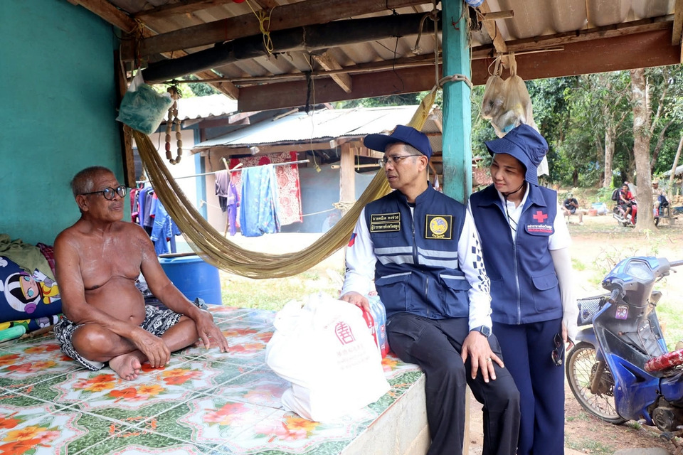ผู้ว่าฯ สตูล ลุยเกาะบุโหลนแจกน้ำ 23,400 ขวด เร่งแก้ภัยแล้งระยะยาว