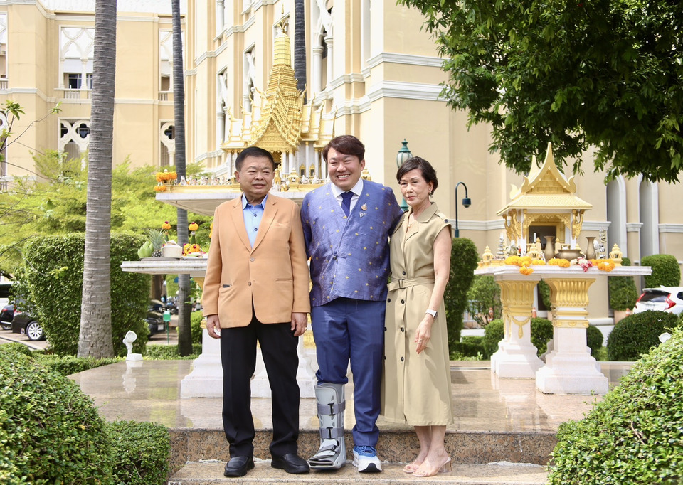 “สิริพงศ์” ไหว้สิ่งศักดิ์สิทธิ์ทำเนียบฯ ก่อนเริ่มงานโฆษก รบ. เน้นสื่อสารตรงประเด็น-รวดเร็ว ปมชายแดน ประสานโฆษก กต.-กห.
