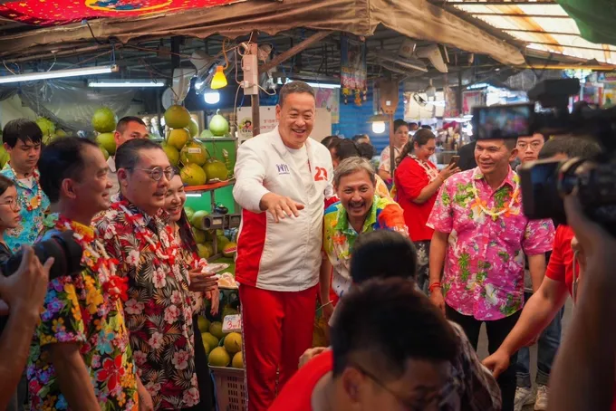 ‘เศรษฐา’ ขวัญใจแม่ค้า เดินตลาดน้ำดอนหวายโดนขอถ่ายรูปด้วยเกือบทุกร้าน โดนตะโกนแซว “29 มั้ยจ๊ะ 29”