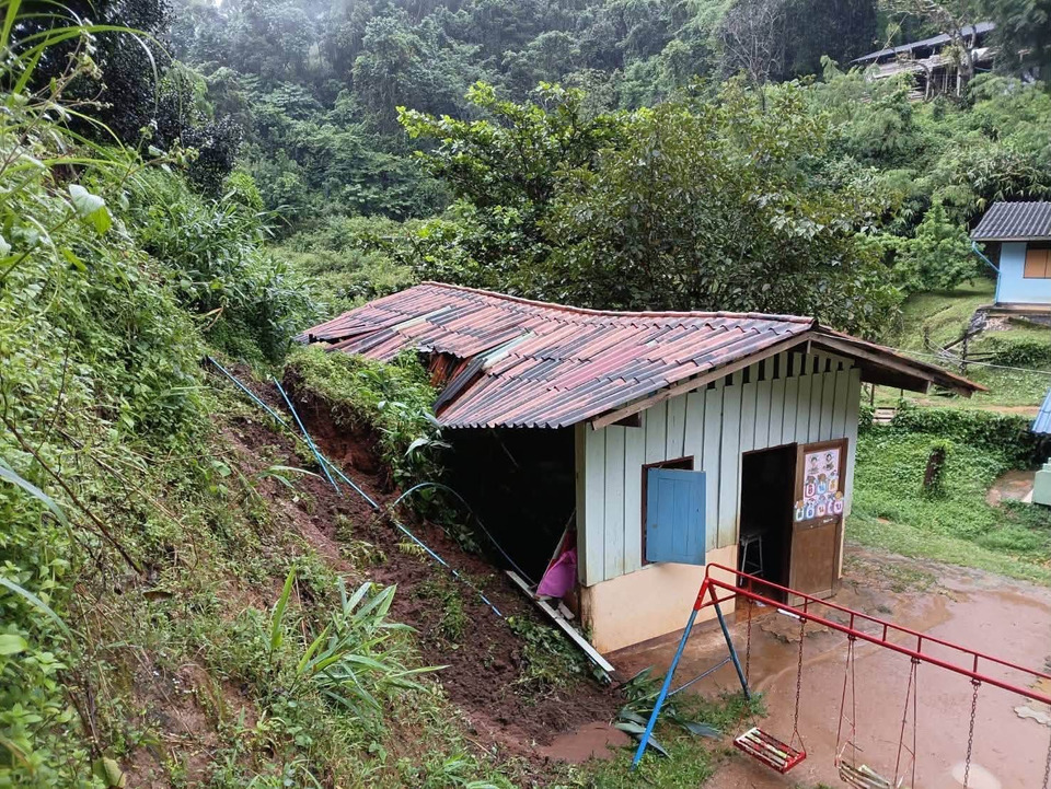 ฝนถล่มแม่ฮ่องสอน! บ้านป่าแป๋อ่วม ดินสไลด์ทับโรงเรียน-ถนนขาด 7 จุด เสาไฟล้มหลายแห่ง 