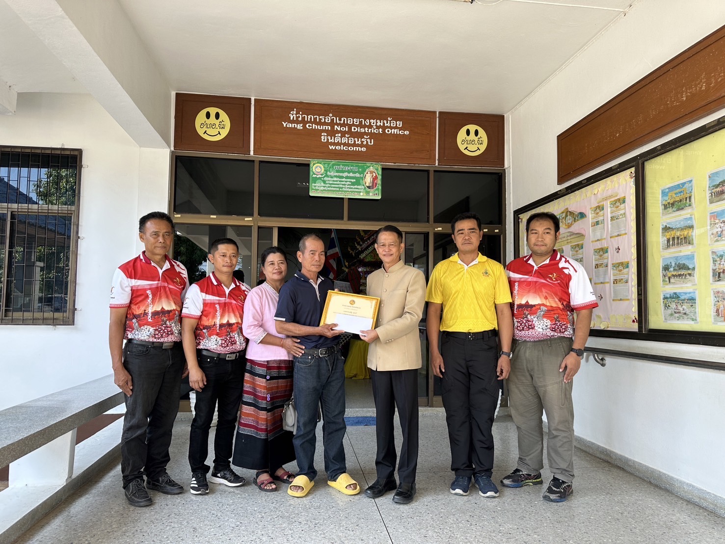 "ชื่นชมคนดี" นอภ.ยางชุมน้อย มอบเกียรติบัตรยกย่องพลเมืองดีเก็บสร้อยคอทองคำมูลค่ากว่า 1 แสนบาท ส่งคืนเจ้าของที่ศรีสะเกษ