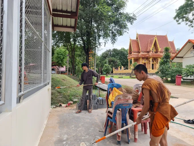 นักศึกษา มมร.กว่า 200 ชีวิต ร่วมกิจกรรมจิตอาสาทำความสะอาดเก็บขยะริมเขื่อนลำปาว จุดแหลมโนนวิเศษ