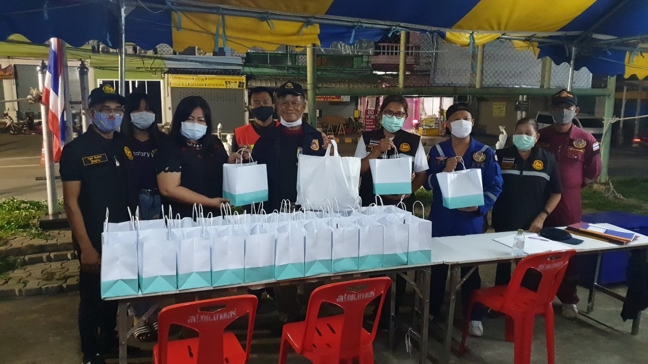สโมสรโรตารีฯ ลงพื้นที่ส่งอาหารให้กำลังใจด่านเคอร์ฟิวบางเสร่