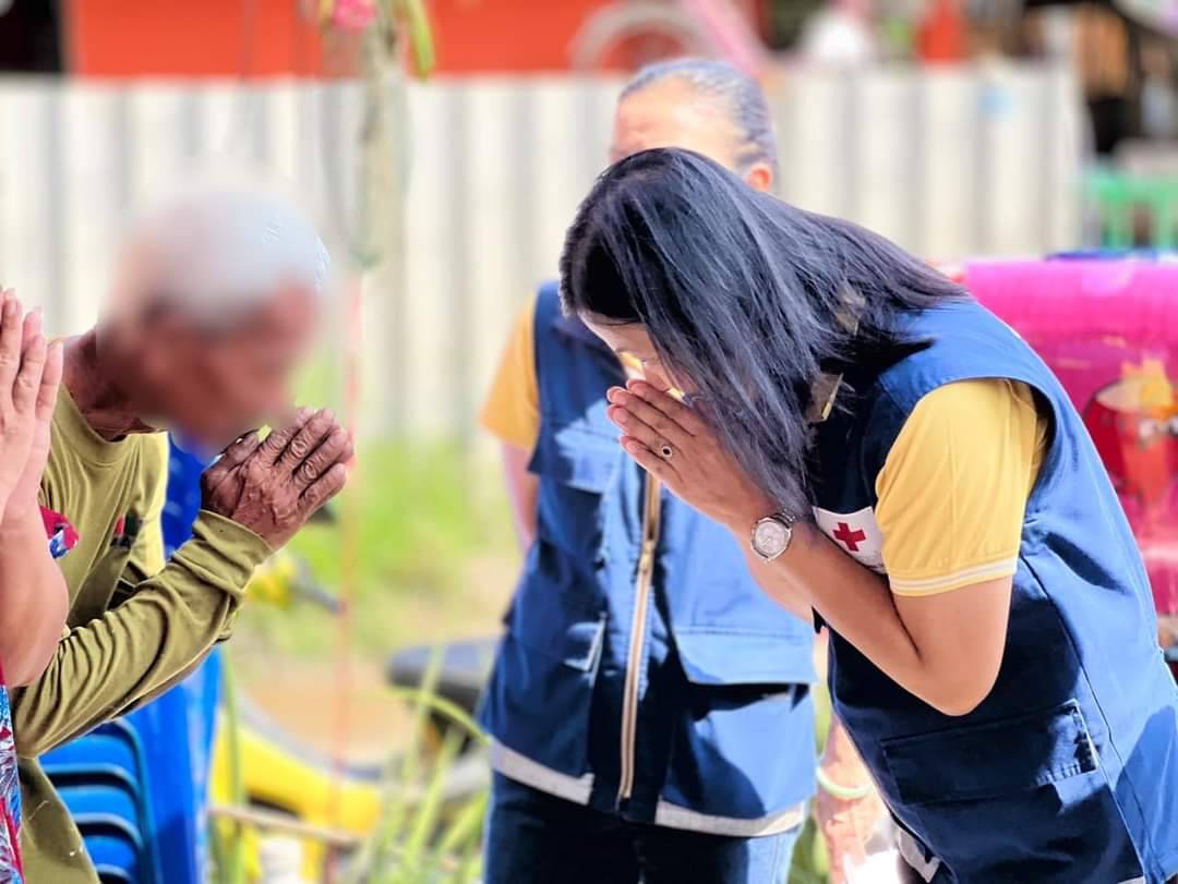 นายกเหล่ากาชาดจังหวัดอ่างทอง ลงพื้นที่ตรวจเยี่ยมให้กำลังใจและให้ความช่วยเหลือแก่ผู้ประสบอัคคีภัย ในพื้นที่อำเภอป่าโมก