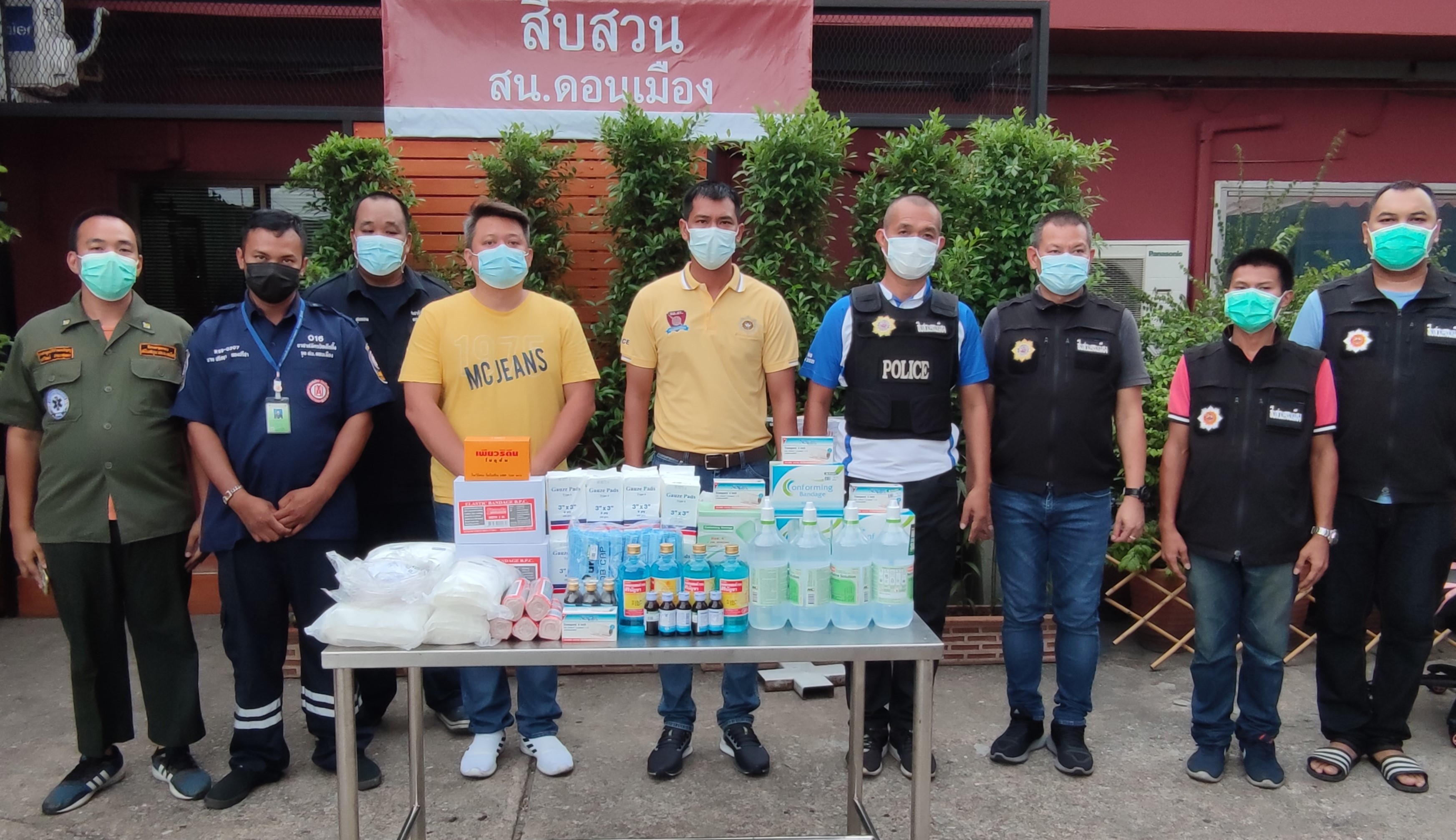 ผู้กำกับฯดอนเมือง มอบอุปกรณ์ปฐมพยาบาลให้มูลนิธิฯนำไปช่วยเหลือชาวบ้าน