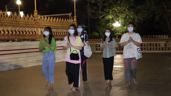 ชาวขอนแก่นสวมหน้ากากอนามัยออกมาเวียนเทียนเนื่องในวันวิสาขบูชา