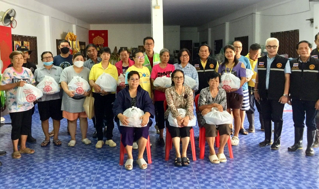 "นายกเสริฐ" มอบถุงยังชีพให้ชาวบ้าน 13 ชุมชนเทศบาลนครแม่สอดที่ประสบอุทกภัย