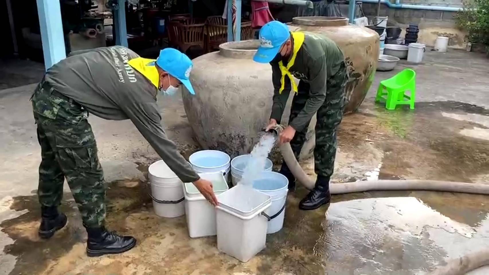 หน่วยบัญชาการสงครามพิเศษ จัดกำลังพลจิตอาสา พร้อมรถยนต์บรรทุกน้ำ 2 คัน ออกให้การช่วยเหลือประชาชนผู้ประสบภัยแล้ง
