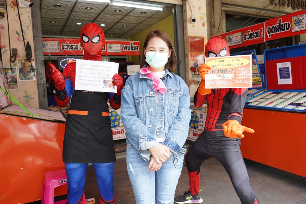 ร้านสลากชื่อดังกลางเมืองนครปฐม จัดสไปเดอร์แมน แจกไข่ วันมงคลให้กำลังใจคนไทย