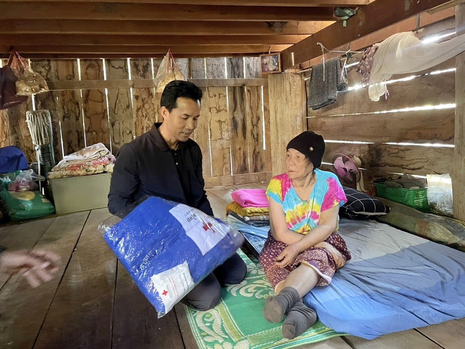 ธารน้ำใจสู่คนบนดอย!! นอภ.แม่สะเรียงนำผ้าห่มกาชาดช่วยผู้สูงอายุ-ผู้ป่วยติดเตียง