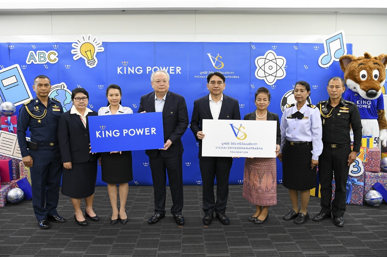 สนับสนุนงบประมาณ อุปกรณ์การศึกษา และลูกฟุตบอล ให้แก่โรงเรียนและศูนย์เยาวชน