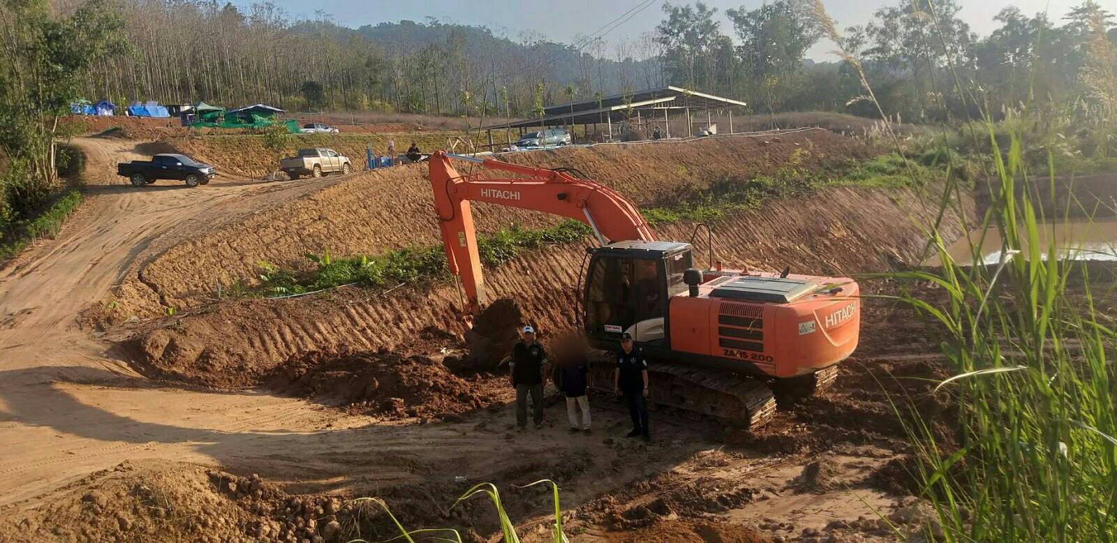 ชุดพยัคฆ์ไพร กรมป่าไม้-ศปป.4 กอ.รมน.  บุกจับรถแบคโฮ และ  รถบรรทุกดิน ขุดดินขาย 