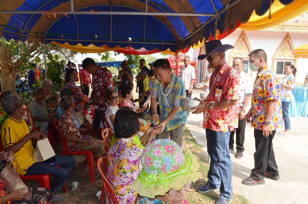 ชาวลำพานสืบสานประเพณีไทย สรงน้ำ "หลวงปู่ใหญ่" รดน้ำขอพรผู้สูงอายุ
