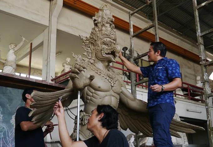 ร่วมสมัย"ครุฑยืนปีกนกอินทรี"ประดับพระเมรุมาศ
