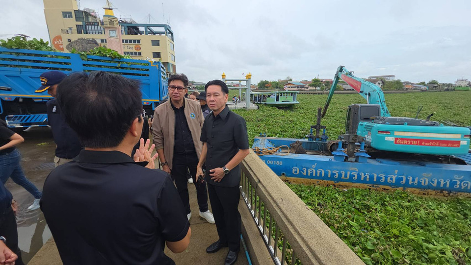 ผู้ว่าฯ สมุทรสาครลุยกำจัดผักตบชวาแม่น้ำท่าจีน สั่งบูรณาการทุกหน่วย เร่งแก้เดือดร้อนประชาชน
