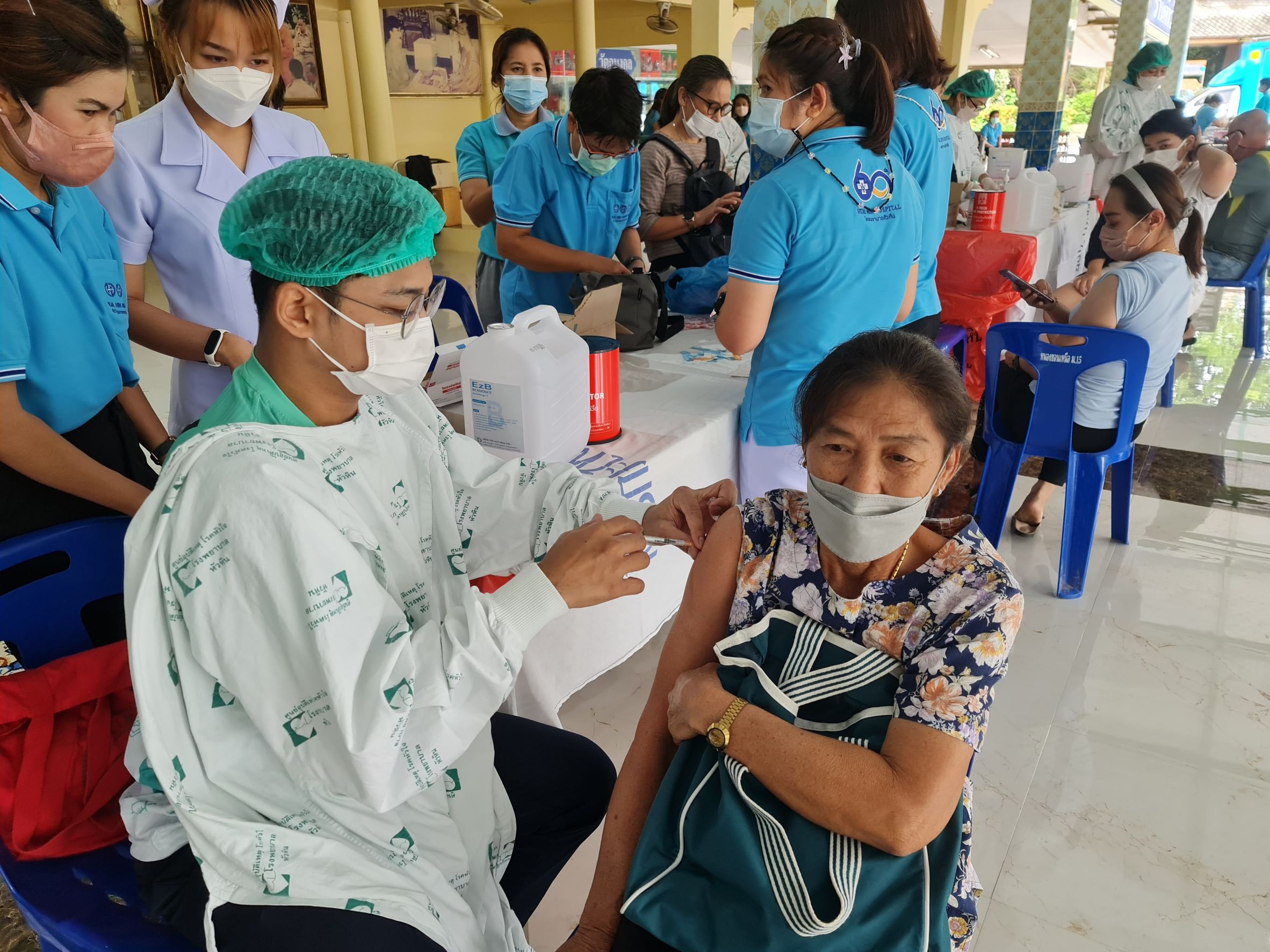 นทท.คึกคักฉีดวัคซีนโควิดรับพระหลวงปู่ทวด วัดห้วยมงคลอย่างต่อเนื่อง