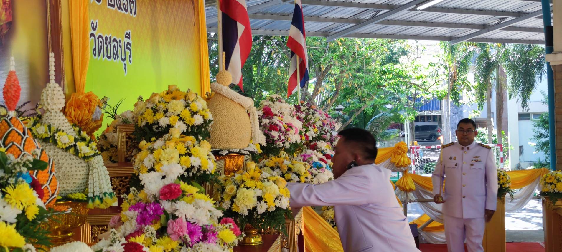 ศรชล.ชลบุรีร่วมพิธีวางพานพุ่มดอกไม้สดถวายสักการะเนื่องในวันที่ระลึกพระบาทสมเด็จพระนั่งเกล้าเจ้าอยู่หัว 