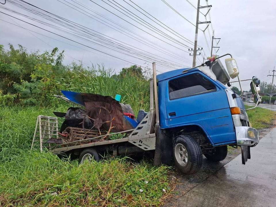 คลิป เตือนภัย! ฝนตกถนนลื่นหกล้อหลุดโค้งเสียหลักหมุนตกถนน