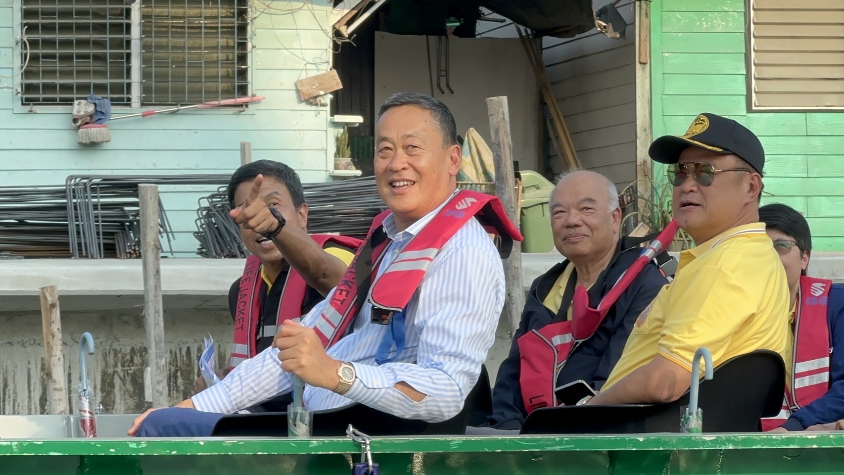 “เศรษฐา” ควง “เสี่ยหนู-บิ๊กป๊อด-ผู้ว่าฯชัชชาติ” ล่องเรือดูภูมิทัศน์คลองเปรมประชากร ปชช.แห่ทักทาย พร้อมถามถึงเงินหมื่น “นายกฯ” ให้คำมั่นได้แน่  