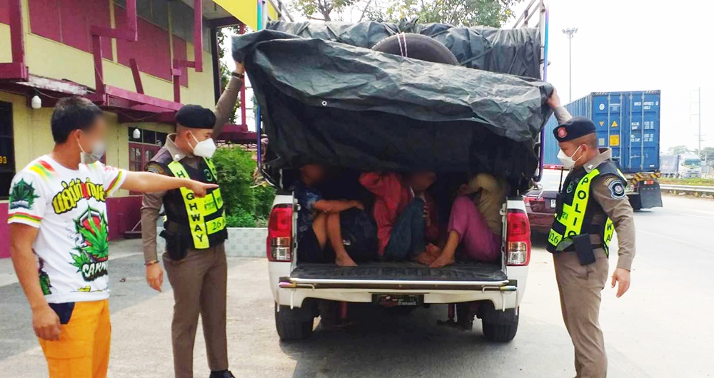 ระทึก!! ตำรวจทางหลวงสาลี จับกระบะส่งผักลักลอบขนต่างด้าว 13 คนเข้ากรุง