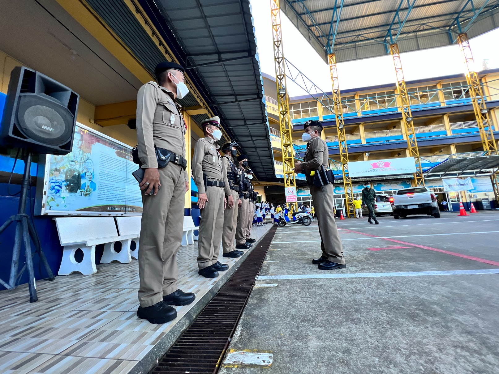 ระนองส่งกำลังทหาร-ตำรวจคุมเข้มพื้นที่ สร้างความเชื่อมั่น ด้านผู้ก่อเหตุปิดปากเงียบ เหตุจูงใจยิงปืนเข้าโรงเรียน