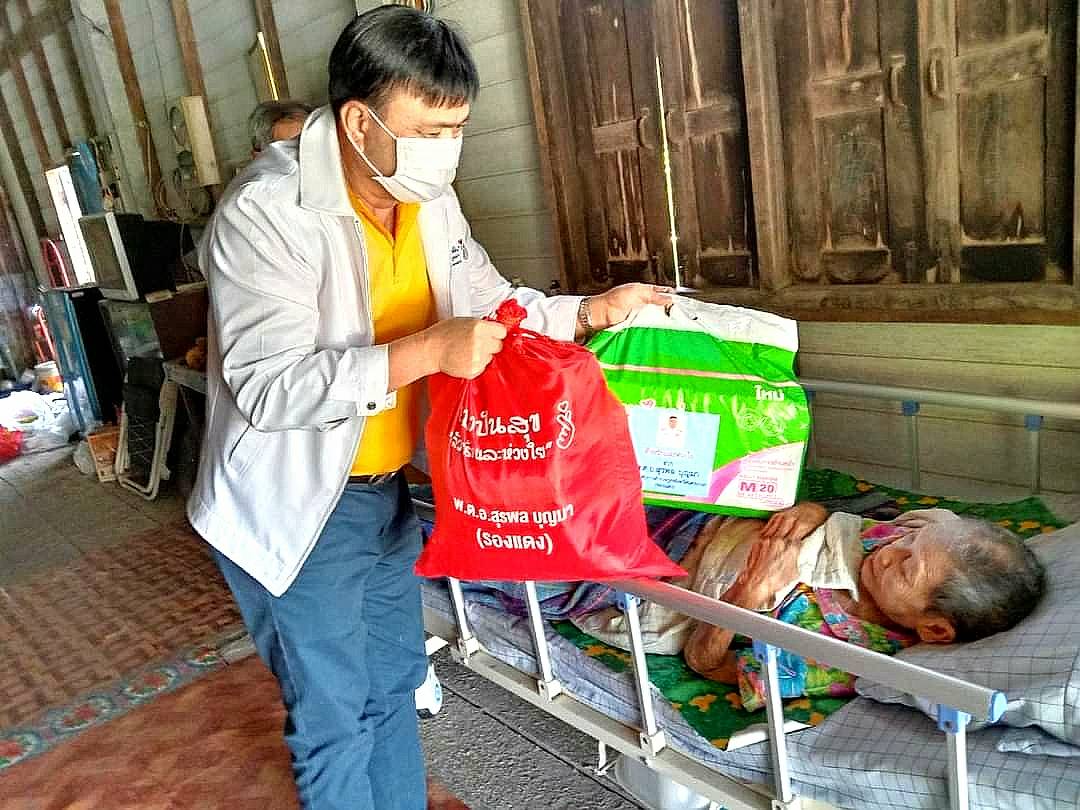 จากใจ พ.ต.อ.สุรพล มอบถุงปันสุข สิ่งของเครื่องใช้ให้กับพี่น้องประชาชนชาวนครนายก