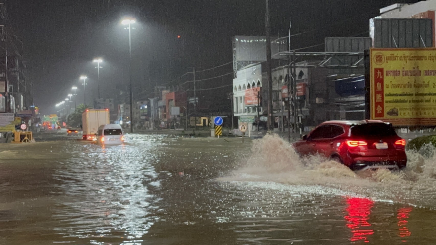ฝนกระหน่ำพัทยาท่วมถนนรถยนต์จมน้ำเพียบหนุ่มวัย 21 เผยวินาทีระทึกจับมือแฟนสาวปีนกระจกหนีตาย