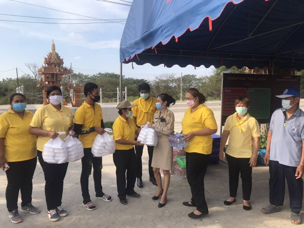 กำนันหญิงคนดังอ่างทอง แจกไข่เป็ด ลูกบ้านทั้ง 6 หมู่บ้าน 1, 300 ครัวเรือน
