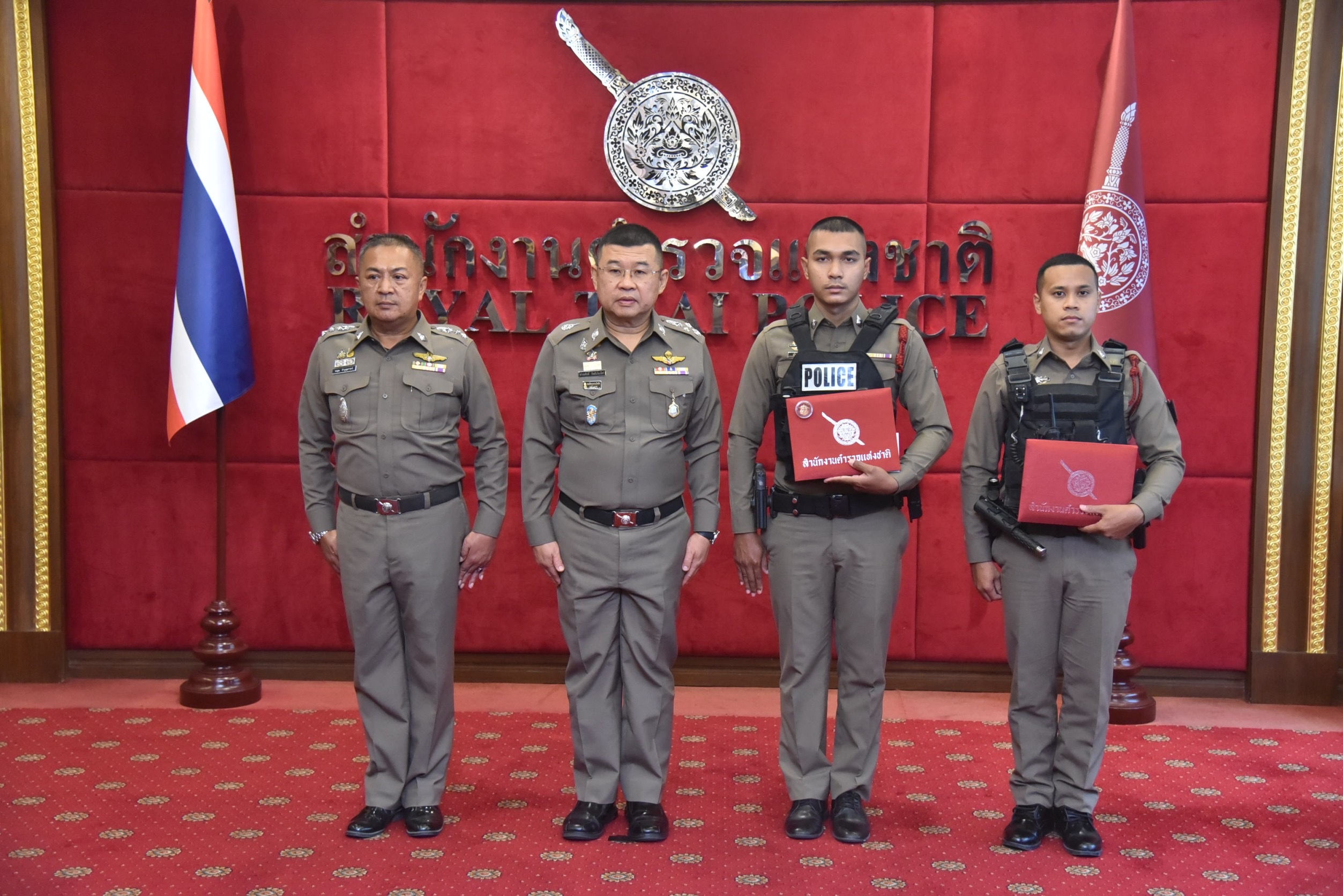 ผบ.ตร. ชื่นชม ตำรวจสายตรวจ สภ.บางบัวทอง กระโดดน้ำช่วยชีวิตหญิงสาวคิดสั้นฆ่าตัวตาย 