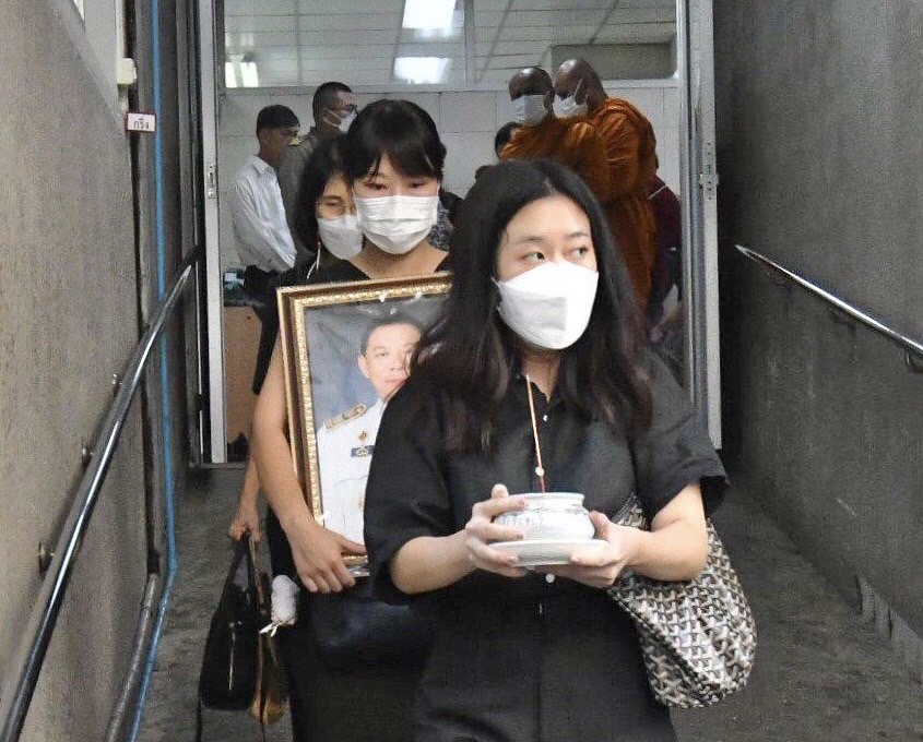 ภรรยาและลูกสาวเข้ารับศพผู้ว่าณรงค์ศักดิ์ ที่รพ.ศิริราช 