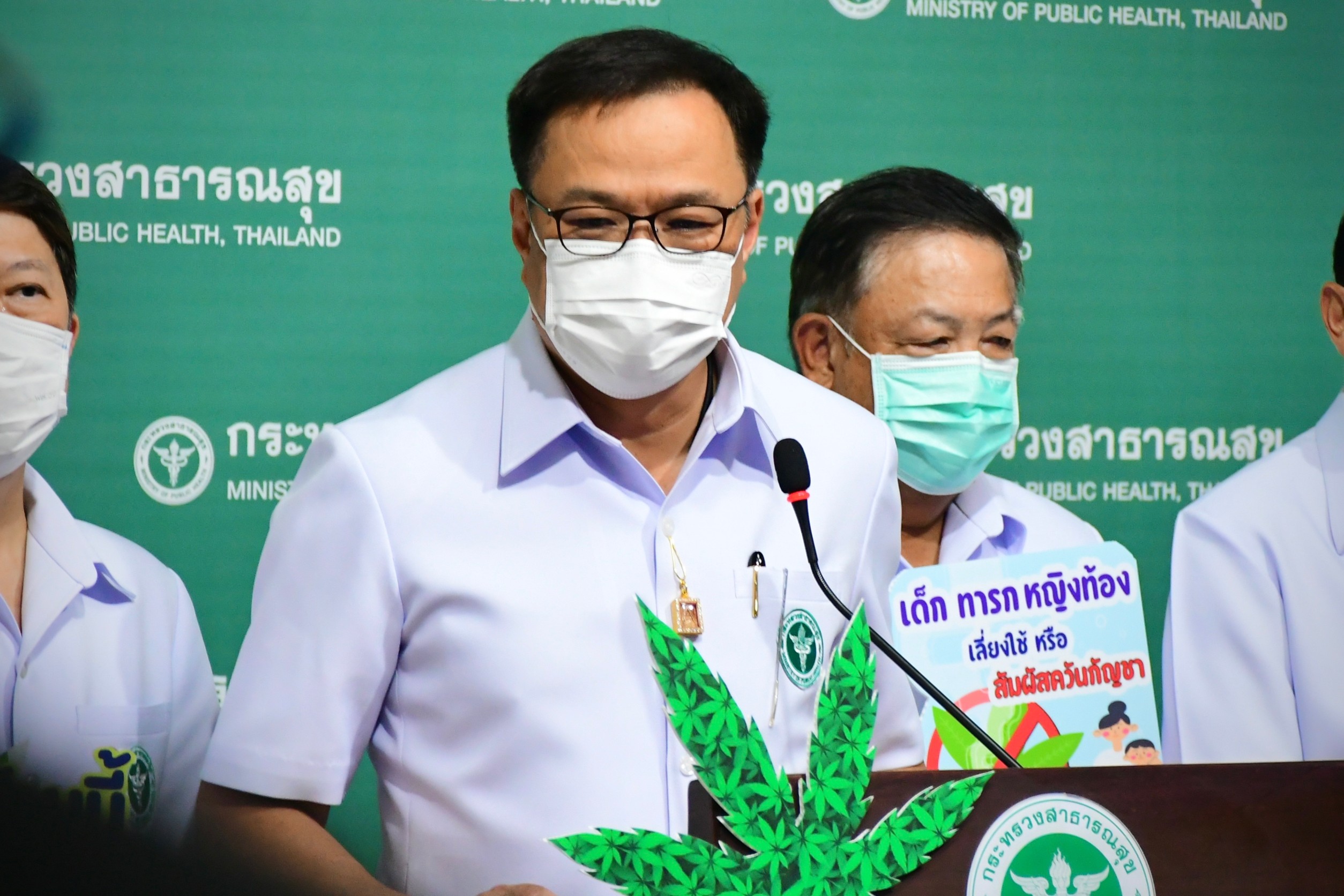 "อนุทิน” ลงนามประกาศ สธ.ให้กัญชาเป็นสมุนไพรควบคุม​ ห้ามใช้ในผู้มีอายุต่ำกว่า 20 ปี