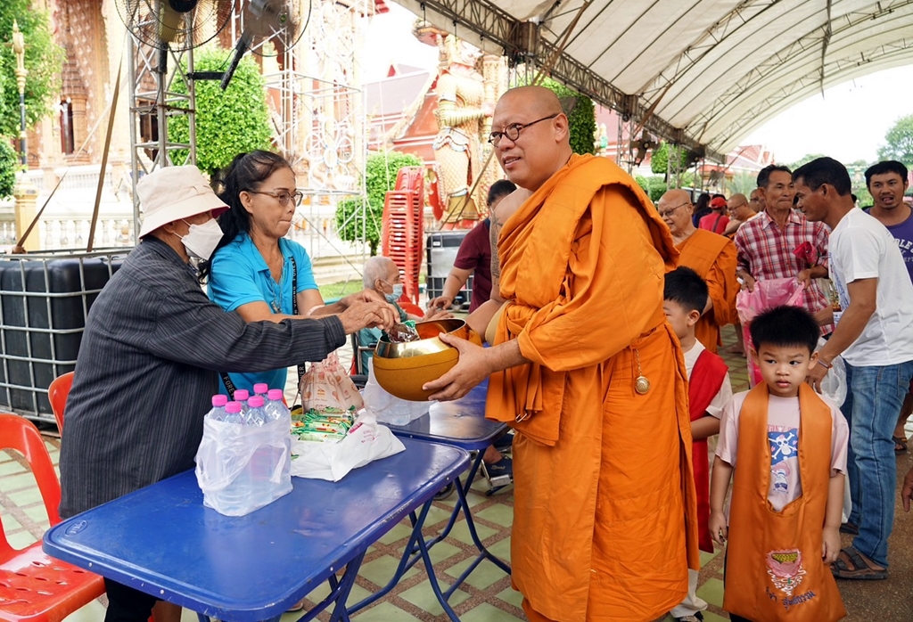 พุทธศาสนิกชน อิ่มบุญ อิ่มใจ ร่วมพิธีตักบาตรเทโวโรหณะ แน่นวัดไผ่ล้อมนครปฐม