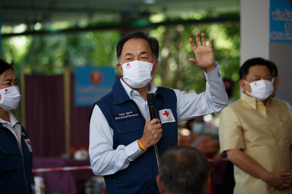 กาชาดไทย ระดมอาสาสมัครผลิตถุงยังชีพเพื่อการศึกษาช่วยนักเรียนหลังหยุดยาวเพราะโควิด