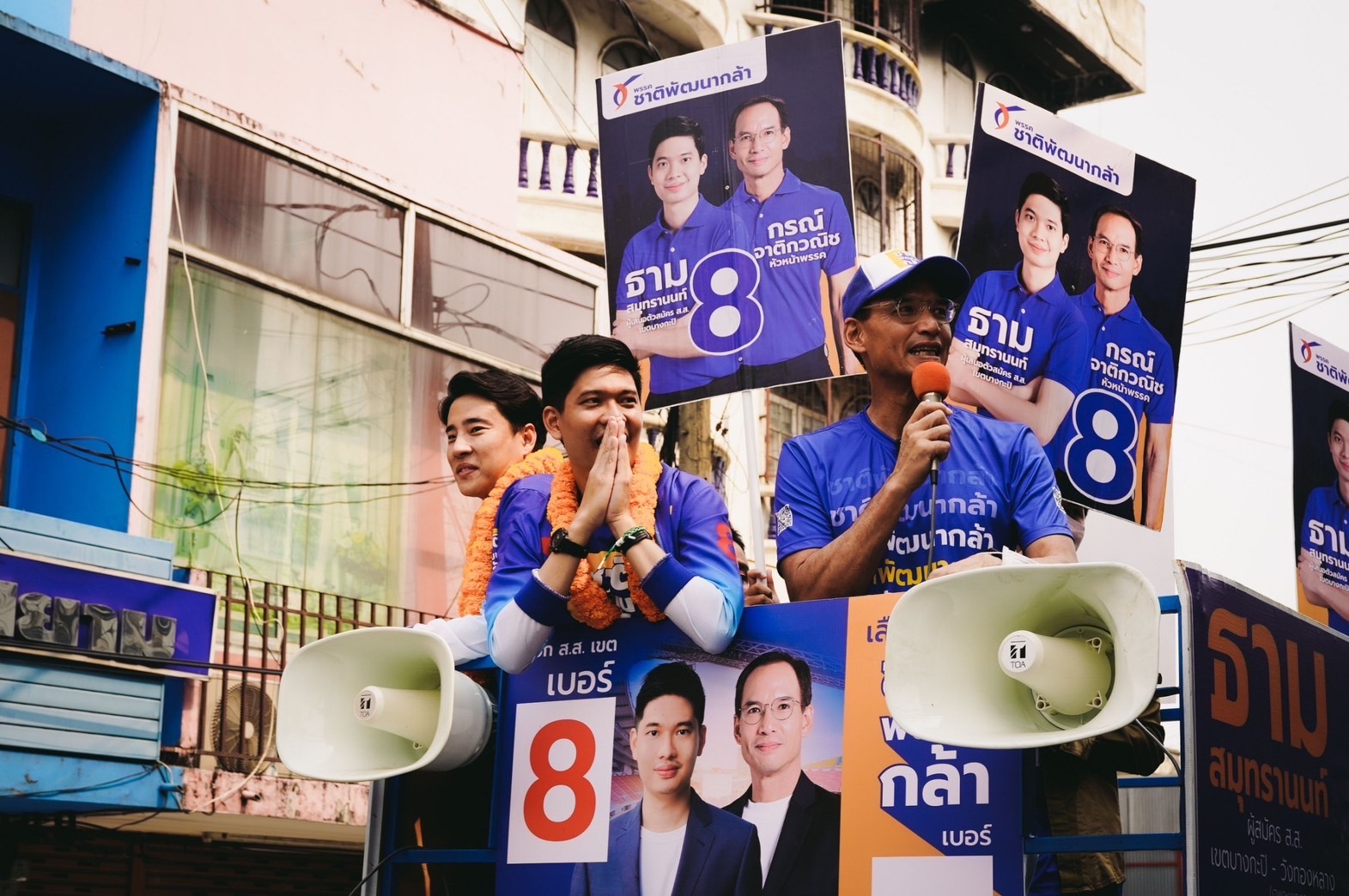 "กรณ์" ลงพื้นที่บางกะปิ ช่วย "ธาม-กอบกฤต" เจอปชช.ร้องช่วยแก้ค่าไฟ หลังพุ่งสูง เล็งรื้อโครงสร้างพลังงานใหม่