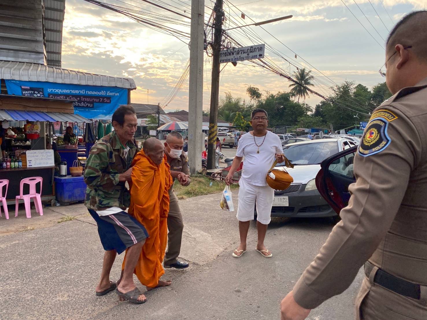 น้ำใจตำรวจทางหลวงอำนาจเจริญช่วยเหลือพระภิกษุสงฆ์เป็นลมขณะบิณฑบาตนำส่ง รพ.