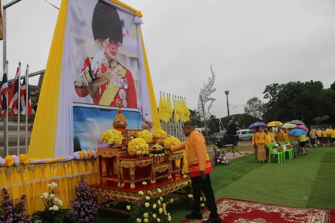 ร้อยเอ็ดทำบุญตักบาตรวัดท่าสะแบงถวายเป็นพระราชกุศลแด่พระบาทสมเด็จพระเจ้าอยู่หัว